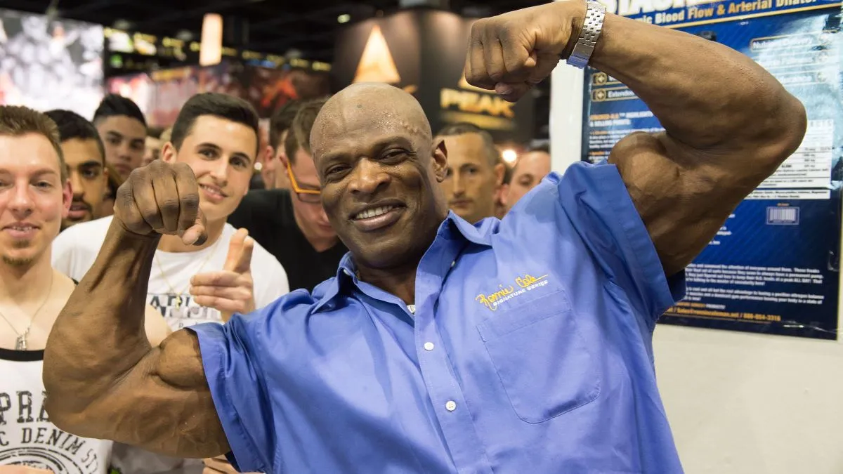 Ronnie Coleman Atrai Multidão em Academia