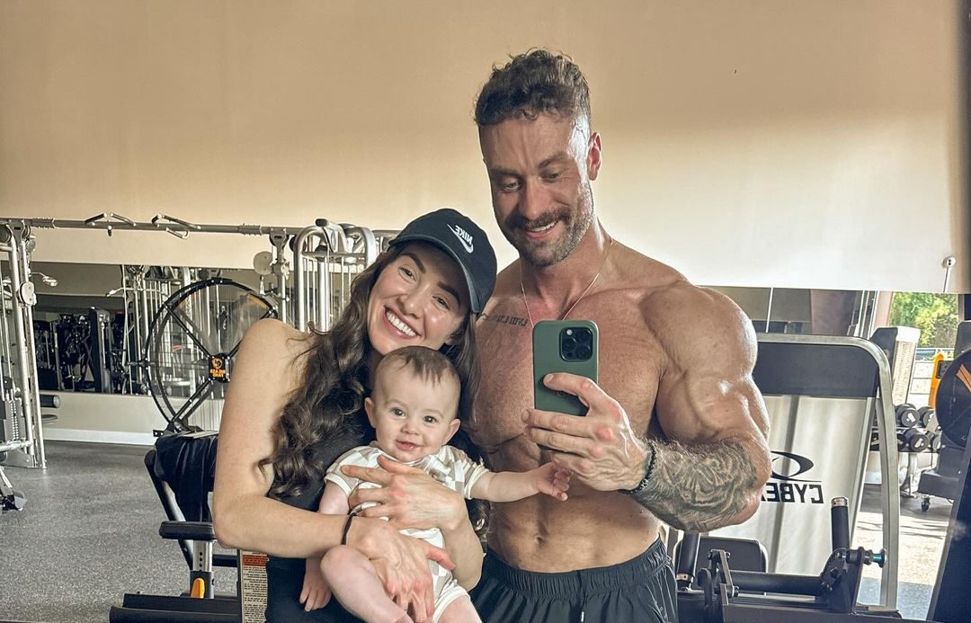 Chris Bumstead Faz Cardio com seu Bebê: O Campeão do Mr. Olympia Mostra Seu Lado Paterno