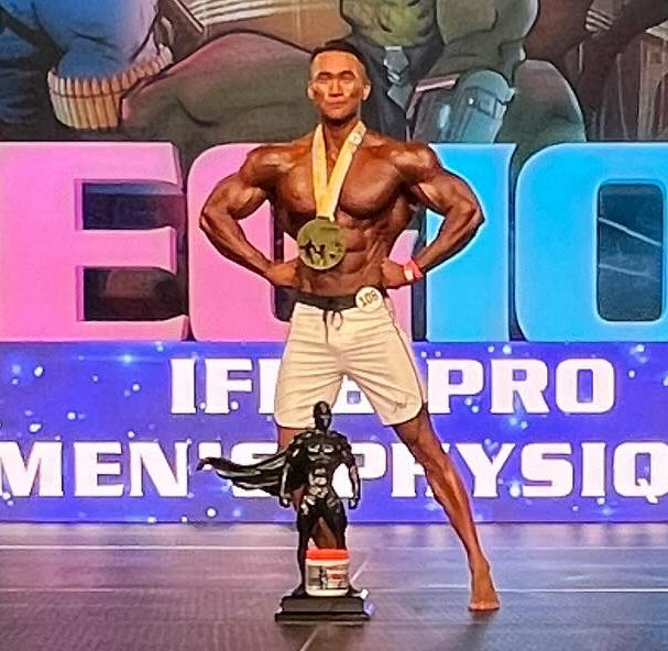 Jinbo Li Conquista o Título na Men’s Physique do IFBB Legion Pro 2024