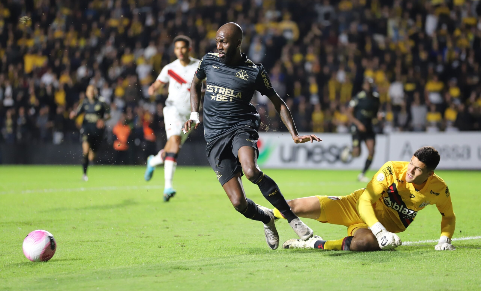 Atlético-GO sofre derrota apática para Criciúma e desperdiça chance de sair da lanterna no Brasileirão