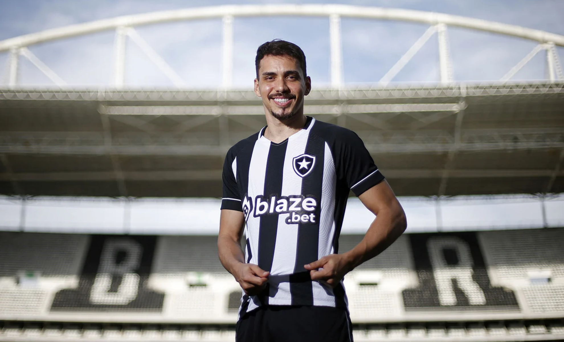 Botafogo começa renovação de contrato com meia Eduardo