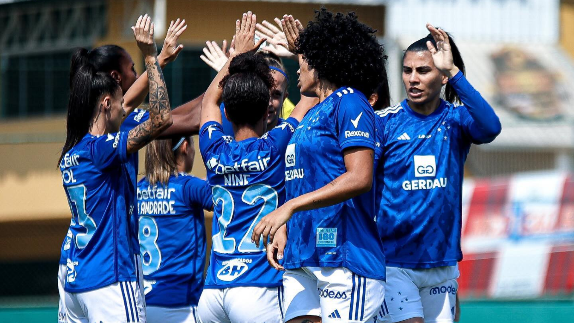 Cruzeiro enfrenta limitações financeiras e troca diretoria no futebol feminino