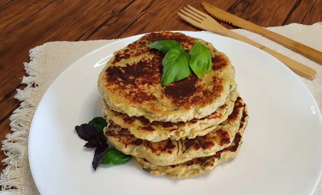 Receita Fitness: Panqueca de Batata Doce com Atum e Creme de Ricota Para quem busca refeições equilibradas, práticas e ricas em nutrientes, as panquecas são uma excelente opção. Hoje trazemos uma versão saudável e saborosa: Panqueca de Batata Doce com Atum e Creme de Ricota. Com uma boa dose de carboidratos complexos, proteínas e gorduras saudáveis, essa receita é perfeita para quem quer energia de longa duração e recuperação muscular. Ideal para o almoço, jantar ou até mesmo pós-treino, essa panqueca une a doçura natural da batata doce com a leveza do atum e o cremoso toque da ricota, resultando em uma combinação irresistível! Benefícios dos Ingredientes: Batata Doce: um dos melhores carboidratos complexos, com baixo índice glicêmico, fornecendo energia de maneira gradual, o que é ideal para a prática de atividades físicas de longa duração. Atum: rico em proteínas de alto valor biológico e ácidos graxos ômega-3, que ajudam na recuperação muscular e na saúde cardiovascular. Creme de Ricota: mais leve do que outros queijos, é uma excelente fonte de proteína com baixo teor de gordura, ajudando a dar textura e sabor ao recheio. Ingredientes: Para a Massa: 200g de batata doce cozida e amassada 2 ovos 3 colheres de sopa de farinha de aveia 1 colher de chá de azeite de oliva Sal e pimenta a gosto Para o Recheio: 1 lata de atum em água (drenada) 3 colheres de sopa de creme de ricota light 1 colher de sopa de salsinha picada Suco de 1/2 limão Sal e pimenta a gosto Modo de Preparo: Prepare a massa da panqueca: em uma tigela, misture a batata doce amassada com os ovos, a farinha de aveia, o azeite, sal e pimenta. Mexa bem até formar uma massa homogênea. Cozinhe as panquecas: aqueça uma frigideira antiaderente e despeje uma concha da massa, espalhando levemente com a parte de trás da concha. Cozinhe por cerca de 2 minutos de cada lado, até que fiquem douradas. Repita o processo com o restante da massa. Prepare o recheio: em outra tigela, misture o atum com o creme de ricota, a salsinha, o suco de limão, sal e pimenta a gosto. Mexa bem até formar um creme consistente. Monte as panquecas: recheie cada panqueca com uma porção do creme de atum e ricota. Dobre ao meio ou enrole como preferir. Dicas de Consumo: Lanche pós-treino: essa panqueca é uma excelente opção para consumir após o treino, pois a combinação de batata doce e atum auxilia na recuperação muscular e no reabastecimento de energia. Refeição leve: também pode ser consumida no almoço ou jantar, acompanhada de uma salada verde, proporcionando uma refeição completa, leve e nutritiva. Pré-preparo: pode ser preparada com antecedência e guardada na geladeira por até 3 dias. Basta esquentar rapidamente antes de consumir. Benefícios Nutricionais: Energia duradoura: a batata doce oferece uma fonte de carboidrato de digestão lenta, ideal para manter os níveis de energia estáveis durante o dia ou durante treinos longos. Proteínas magras: o atum e o creme de ricota fornecem uma boa quantidade de proteína com baixo teor de gordura, ideal para quem busca ganho de massa magra ou recuperação muscular rápida. Praticidade: fácil de preparar e extremamente versátil, essa panqueca pode ser adaptada com outros recheios e se encaixa em diversas refeições ao longo do dia. Essa receita de Panqueca de Batata Doce com Atum e Creme de Ricota é uma excelente maneira de manter uma dieta equilibrada e cheia de sabor, sem abrir mão dos nutrientes necessários para o bom desempenho nos treinos e no dia a dia. Continue acompanhando o Esporte Na Net para mais receitas fitness e dicas de nutrição que vão te ajudar a alcançar seus objetivos com saúde e energia!